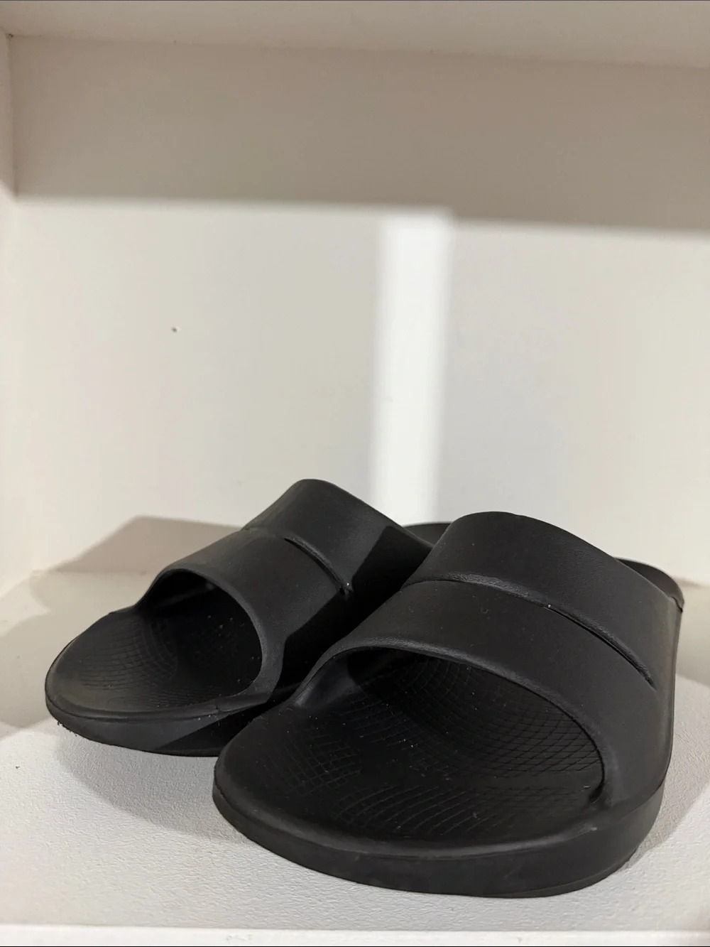 Oofos Ooahh recovery slides Black Men’s Size 10 Women’s 11
